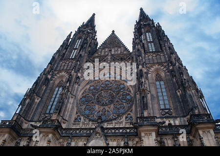 St. Vito Kathedrale in Prag, direkten Blick auf die Kirche, eine beliebte Sehenswürdigkeit von einer niedrigen Punkt Stockfoto