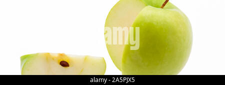 Green Apple mit einer Schicht auf einem weißen Hintergrund. Isoliert Stockfoto