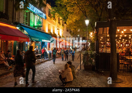 Restaurants und Bars auf dem Place du Tertre bei Nacht, Montmartre Stockfoto