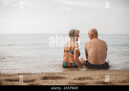 Älteres Paar am Strand Stockfoto