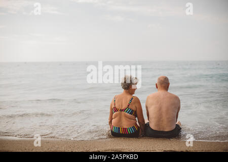 Älteres Paar am Strand Stockfoto
