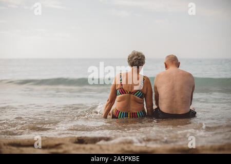 Älteres Paar am Strand Stockfoto