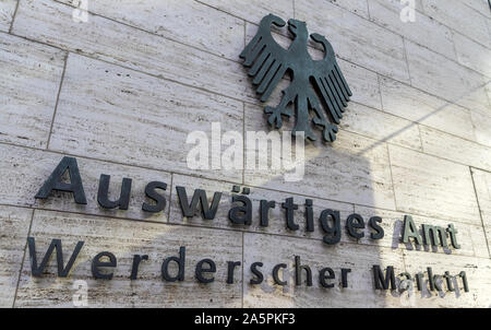 Berlin, Deutschland. Okt, 2019 18. Die deutsche Wappen und dem Schriftzug "Auswärtiges Amt/Werderschen Markt 1' an einer Außenwand am Eingang des Auswärtigen Amtes verbunden sind. Credit: Monika Skolimowska/dpa-Zentralbild/dpa/Alamy leben Nachrichten Stockfoto