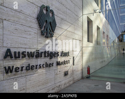 Berlin, Deutschland. Okt, 2019 18. Die deutsche Wappen und dem Schriftzug "Auswärtiges Amt/Werderschen Markt 1' an einer Außenwand am Eingang des Auswärtigen Amtes verbunden sind. Credit: Monika Skolimowska/dpa-Zentralbild/dpa/Alamy leben Nachrichten Stockfoto