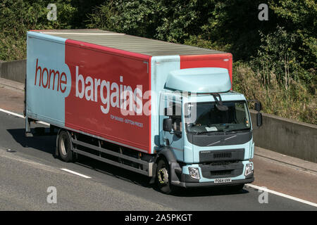 Home Schnäppchen Discounter Volvo Lieferung Fahrt auf der Autobahn M6 in der Nähe von Preston in Lancashire, Großbritannien Stockfoto