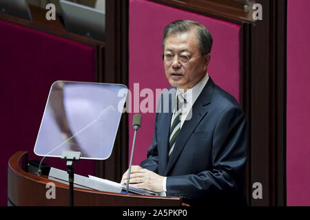 Seoul, Südkorea. 22 Okt, 2019. Oct 22, 2019 - Seoul, South Korea-In dieses Foto Fotograf ist Präsident Büro Fotograf. Südkoreas Präsident Moon Jae-in liefert ein jährliches Budget Adresse in der Nationalversammlung in Seoul Dienstag, Oktober 22, 2019. Credit: Präsident Büro/ZUMA Draht/Alamy leben Nachrichten Stockfoto