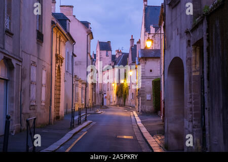 Leere Straße am frühen Morgen, in Bayeux Bayeux Stockfoto