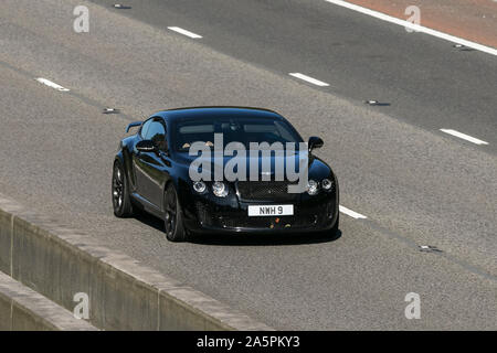 2010 schwarz Bentley Continental Supersports A; Fahrt auf der Autobahn M6 in der Nähe von Preston in Lancashire, Großbritannien Stockfoto