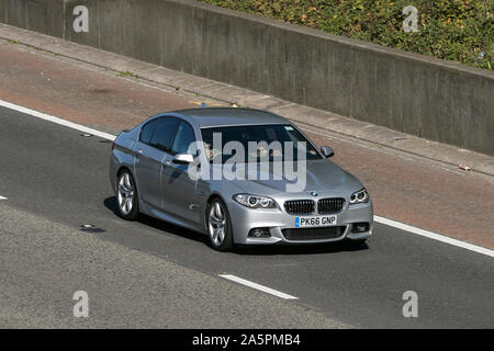 2016 Silber BMW 520 D M Sport Auto; Fahrt auf der Autobahn M6 in der Nähe von Preston in Lancashire, Großbritannien Stockfoto