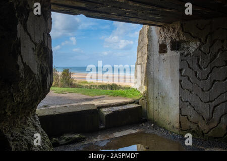 Deutschen Bunker mit Blick auf Omaha Beach, Normandie, Frankreich Stockfoto