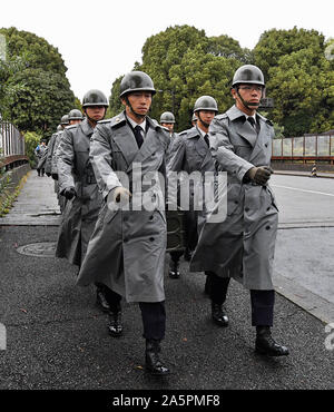 Tokio, Japan. 22 Okt, 2019. Mitglieder der japanischen Selbstverteidigungsstreitkräfte Boden bereiten eine 21-gun Salute während einer Verkündigung Festakts des Kaisers Naruhito Thronbesteigung im Kitanomaru Park in Tokio, Japan am Dienstag, den 22. Oktober, 2019. Neue Kaiser Naruhito verkündet seine Thronbesteigung vor rund 2.000 Gäste aus dem In- und mehr als 180 Ländern in einer alten Zeremonie im Imperial Palace in Tokio, die in hochfest und Tradition werden. Quelle: UPI/Alamy leben Nachrichten Stockfoto