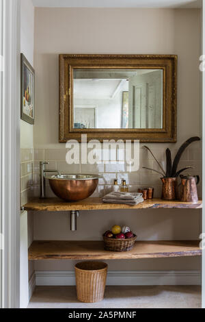 Kupfer Kühlkörper und Krüge mit goldgerahmten Spiegeln. Regal der natürlichen Elm von Dominic Asche gemacht. Stockfoto