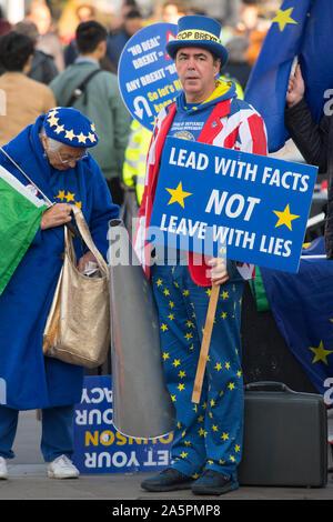 Westminster, London, Großbritannien. 22. Oktober 2019. Bleiben und Brexit Demonstranten in Parliament Square erwarten die Ankunft von MPs für das tägliche Geschäft. Anti-Brexit Aktivist Steve Bray mit Trademark Megaphon. Credit: Malcolm Park/Alamy Leben Nachrichten. Stockfoto