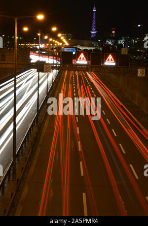 Wilmersdorf, Deutschland. 14 Okt, 2019. Hohes Verkehrsaufkommen in den Abendstunden des 14.10.2019 Auf der Berliner Stadtautobahn A100, Ausfahrt Hohenzollerndamm, Richtung Funkturm. Quelle: Thomas Uhlemann/dpa-zentralbild/ZB/dpa/Alamy leben Nachrichten Stockfoto