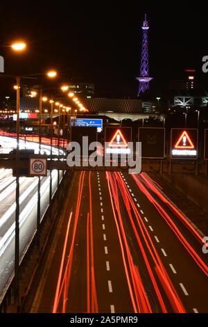 Wilmersdorf, Deutschland. 14 Okt, 2019. Hohes Verkehrsaufkommen in den Abendstunden des 14.10.2019 Auf der Berliner Stadtautobahn A100, Ausfahrt Hohenzollerndamm, Richtung Funkturm. Quelle: Thomas Uhlemann/dpa-zentralbild/ZB/dpa/Alamy leben Nachrichten Stockfoto