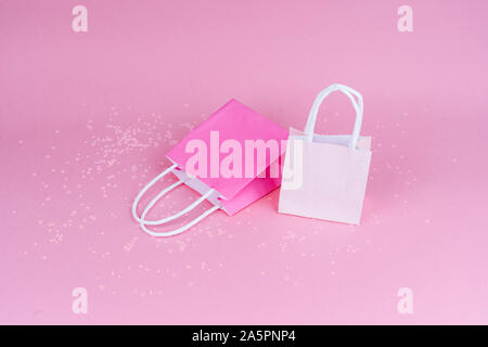 Papier einkaufen oder gift bags auf rosa Hintergrund mit Kopie spaсe. Konzept, Vertrieb, Einkauf, schwarzer Freitag. Geben Geschenk für Geburtstag, Weihnachten und neue Ja Stockfoto