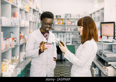 Zwei Apotheker der Mann und die Frau in der Apotheke arbeiten. Männliche und weibliche Apotheker Arzneimittel prüfen Qualität im Krankenhaus Apotheke. Stockfoto