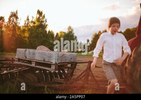 Junge in der Nähe von Pflug Stockfoto