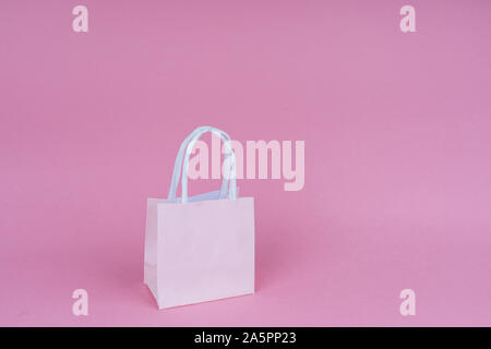 Papier einkaufen oder gift bags auf rosa Hintergrund mit Kopie spaсe. Konzept, Vertrieb, Einkauf, schwarzer Freitag. Geben Geschenk für Geburtstag, Weihnachten und neue Ja Stockfoto