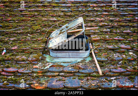 Alte Fenster auf einem Dach mit verrottete Dachziegel. Stockfoto