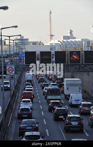 Wilmersdorf, Deutschland. 14 Okt, 2019. Es ist viel Verkehr auf 14.10.2019 Auf der Berliner Stadtautobahn A100, Ausfahrt Hohenzollerndamm, Richtung Funkturm. Quelle: Thomas Uhlemann/dpa-zentralbild/ZB/dpa/Alamy leben Nachrichten Stockfoto