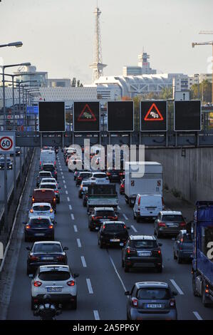 Wilmersdorf, Deutschland. 14 Okt, 2019. Es ist viel Verkehr auf 14.10.2019 Auf der Berliner Stadtautobahn A100, Ausfahrt Hohenzollerndamm, Richtung Funkturm. Quelle: Thomas Uhlemann/dpa-zentralbild/ZB/dpa/Alamy leben Nachrichten Stockfoto