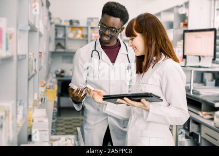 Zwei Apotheker Kontrolle bestand im Krankenhaus oder in der Apotheke. Die Überwachung der Arzneimittelqualität. Bestandsaufnahme in der Apotheke. Stockfoto