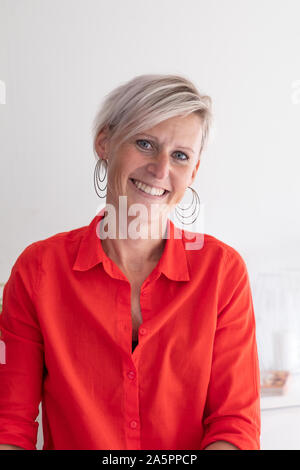 Portrait der Frau das Tragen der roten Shirt Stockfoto