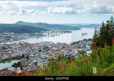 Berühmten Blick auf Bergen von Mount Floyen im Sommer. Wolken, Fjorde, Berge, Stadtbild, Yachten und Schiffen. Wahrzeichen von Norwegen. Stockfoto