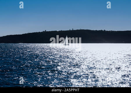 Blick auf die Sydney Heads, Überfahrt von Watsons Bay zu Manly auf der Schnellfähre dauert ca. 15 Minuten. Eine Yacht über die Köpfe. Stockfoto