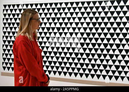 Die Hayward Gallery, London, Großbritannien. 22. Okt 2019. Bridget Riley, Cascando,? 2015, bei der die Hayward Gallery. Bridget Riley, berühmten britischen Künstlerin präsentiert eine grosse retrospektive Ausstellung der Arbeit, mit ihrem berühmten Schwarz-weiß Bilder aus den 60er Jahren, in der Hayward Gallery in London, Großbritannien, 22. Oktober 2019 Credit: Nils Jorgensen/Alamy leben Nachrichten Stockfoto