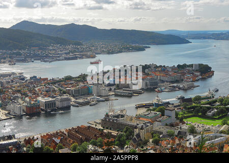 Berühmten Blick auf Bergen Hafen von Mount Floyen im Sommer. Wolken, Fjord, Berge, Stadtzentrum, Yachten und Schiffen. Wahrzeichen von Norwegen. Stockfoto