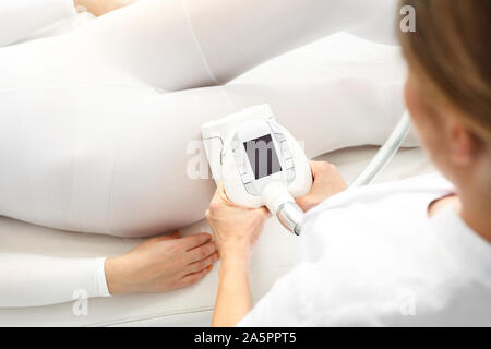 Endermologie, Vakuum Massage mit den Kopf. Schlankheitsbehandlung für Oberschenkel Stockfoto