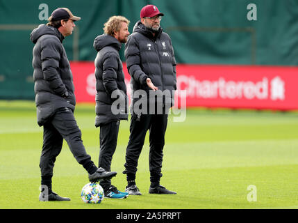 Liverpool Manager Jürgen Klopp (rechts) mit Leiter des Fitness- und Klimaanlage Andreas Kornmayer (Mitte) während einer Trainingseinheit am Melwood Training Ground, Liverpool. Stockfoto