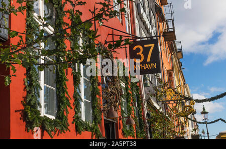 Schild mit Straße und Hausnummer, Kopenhagen, Dänemark Stockfoto