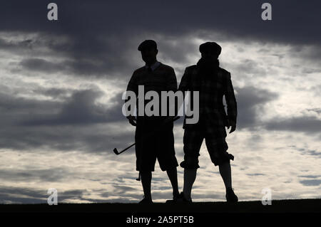 Matten Gylldorff, aus Schweden (links) und Moritz Frey, aus der Schweiz, auf dem 18 Grün während der Welt Hickory Open Championship At Kilspindie Golf Club, Aberlady, East Lothian. Stockfoto