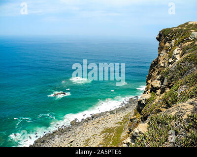 Cabo de Roca (Kap Roca) - Panoramablick auf den Atlantik, Portugal. Schöne Aussicht für die Klippen und türkisblauem Meer. Stockfoto