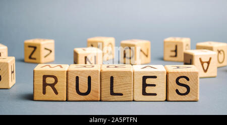 Holzblöcke mit dem Wort Regeln. Festlegen von Regeln und Gesetzen. Rechtsvorschriften. Religiösen und volkstümlichen Traditionen. Stockfoto