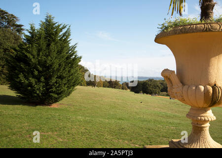 Geschnitzte Urne, Garten, Terrasse, Osborne House, Cowes, Isle of Wight, Großbritannien. Stockfoto