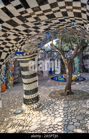 TarotGarten, einen Skulpturengarten erstellt von Niki de Saint Phalle