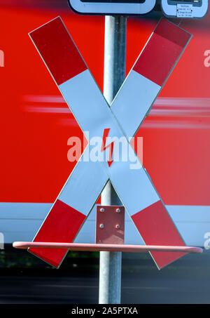 07 Oktober 2019, Mecklenburg-Vorpommern, Neu Zachun: Es gibt ein Andreaskreuz an einem Bahnübergang. Die St. Andrew's Kreuz zeigt an, dass der Autoverkehr Vorrang muss die Schiene Verkehr geben. Foto: Jens Büttner/dpa-Zentralbild/ZB Stockfoto