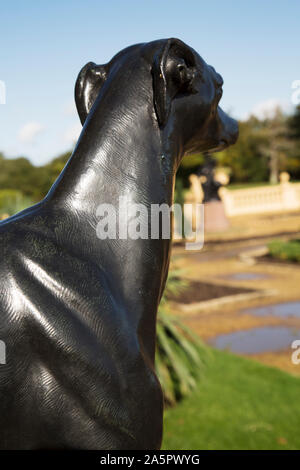 Statue von Prinz Albert's Hund, Eos, von John Francis, der italienischen Terrassen im Osborne House, Cowes, Isle of Wight, Großbritannien Stockfoto