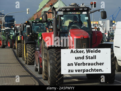 Rostock, Deutschland. 22 Okt, 2019. Landwirte aus Mecklenburg-Vorpommern fahren Sie durch das Zentrum von Rostock bei einer Rallye mit Trekker. Nach Angaben der Polizei hatten sie aus dem ganzen Land in die Hansestadt in einer Rallye mit mehr als 550 Traktoren kommen. Quelle: Stefan Sauer/dpa-Zentralbild/dpa/Alamy leben Nachrichten Stockfoto