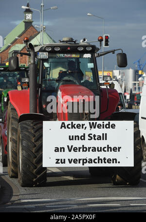 Rostock, Deutschland. 22 Okt, 2019. Landwirte aus Mecklenburg-Vorpommern fahren Sie durch das Zentrum von Rostock bei einer Rallye mit Trekker. Nach Angaben der Polizei hatten sie aus dem ganzen Land in die Hansestadt in einer Rallye mit mehr als 550 Traktoren kommen. Quelle: Stefan Sauer/dpa-Zentralbild/dpa/Alamy leben Nachrichten Stockfoto