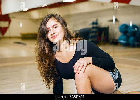 Mädchen tun Stretching in der Turnhalle an der Gymnastik Mat.-Athlet Züge Ausfallschritt Stockfoto