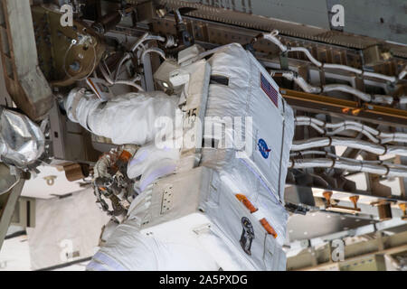 NASA-Astronaut Jessica Meir während ihrer ersten Weltraumspaziergang mit mitastronaut Christina Koch Oktober 18, 2019 in der Erdumlaufbahn. Die Astronauten hielt die erste alle weiblichen spacewalk zu eine defekte Batterie Entladung Einheit, nicht aktiviert Ersetzen der früheren Installation der neuen Lithium-Ionen-Akkus. Stockfoto