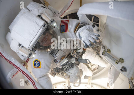 NASA-Astronaut Jessica Meir bereitet zu verlassen die Besatzung teil der Quest airlock in das Vakuum des Weltraums für Ihre spacewalk mit mitastronaut Christina Koch Oktober 18, 2019 in der Erdumlaufbahn. Die Astronauten hielt die erste alle weiblichen spacewalk zu eine defekte Batterie Entladung Einheit, nicht aktiviert Ersetzen der früheren Installation der neuen Lithium-Ionen-Akkus. Stockfoto