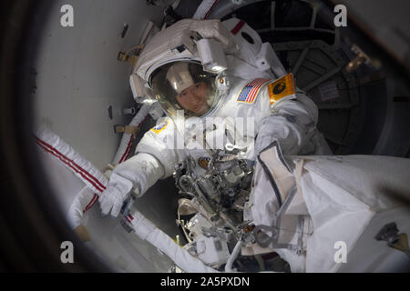 NASA-Astronaut Christina Koch bereitet zu verlassen die Besatzung teil der Quest airlock in das Vakuum des Weltraums für ihren vierten Spacewalk und die erste mit mitastronaut Jessica Meir Oktober 18, 2019 in der Erdumlaufbahn. Die Astronauten hielt die erste alle weiblichen spacewalk zu eine defekte Batterie Entladung Einheit, nicht aktiviert Ersetzen der früheren Installation der neuen Lithium-Ionen-Akkus. Stockfoto