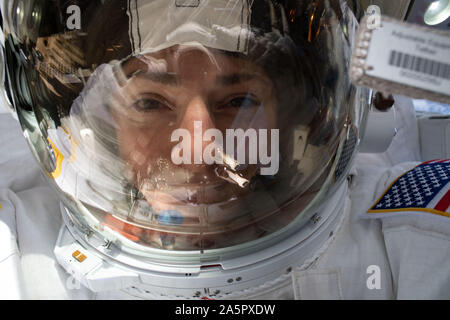 NASA-Astronaut Jessica Meir nimmt eine selfie während ihrer ersten Weltraumspaziergang Oktober 18, 2019 in der Erdumlaufbahn. Meir und Mitastronaut Christina Koch, hielt die erste alle weiblichen spacewalk zu eine defekte Batterie Entladung Einheit, nicht aktiviert Ersetzen der früheren Installation der neuen Lithium-Ionen-Akkus. Stockfoto