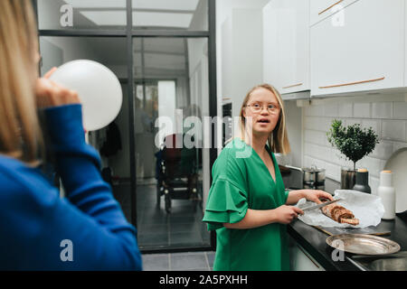 Teenager in der Küche Stockfoto